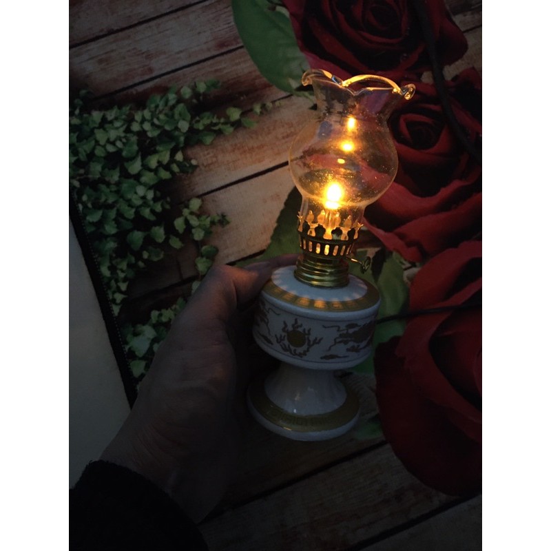 Đèn dầu sứ trắng dùng điện 220v , bóng led, ánh sáng đẹp