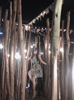 Váy trắng tay phòng và xoè