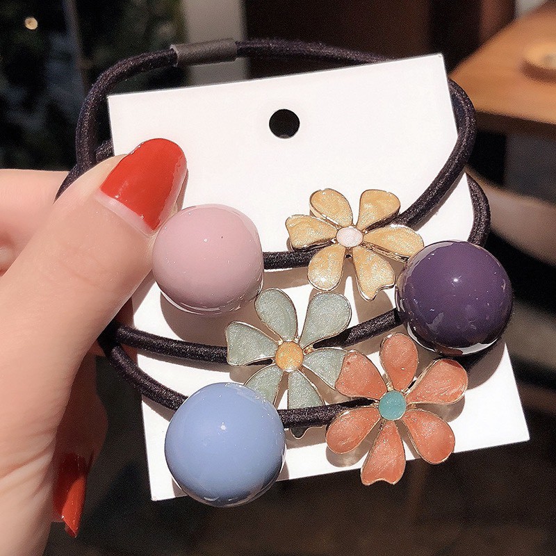 Cột tóc hoa rơi kèm hạt đá tròn xinh xắn nhiều màu lựa chọn