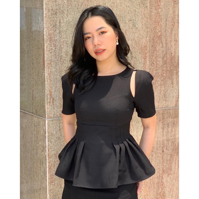 LICHI áo kiểu Peplum tay ngắn cách điệu vai Shoulder cut out, xinh xắn trẻ trung và thanh lịch