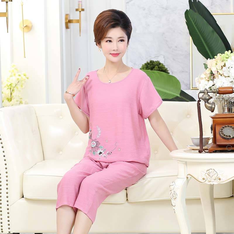 Bộ đồ ngủ gồm áo thun tay ngắn và quần dài dành cho phụ nữ trung niên 50 tuổi