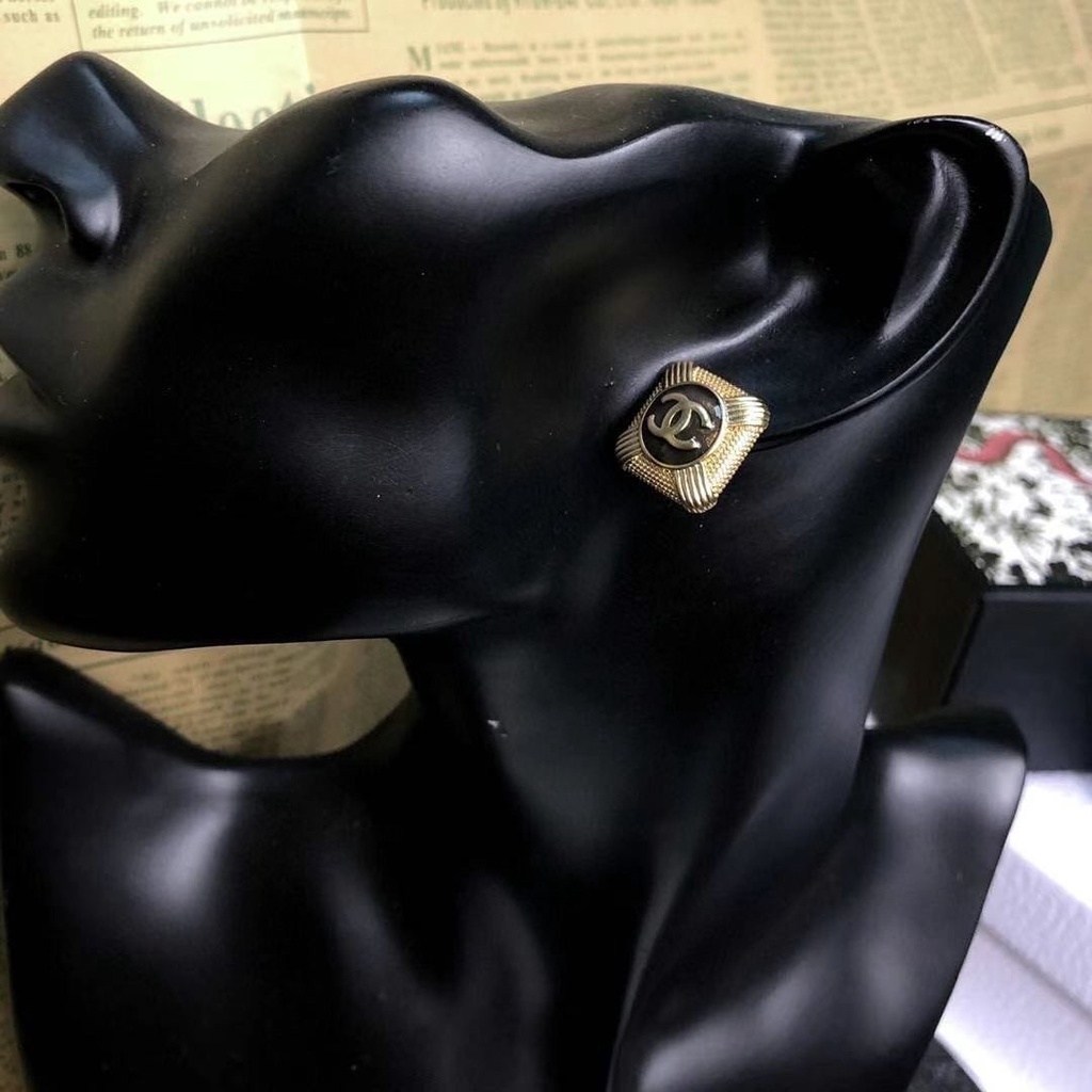 Khuyên Tai Dạng Tròn Bằng Thép Titan In Logo Thời Trang Dành Cho Nữ