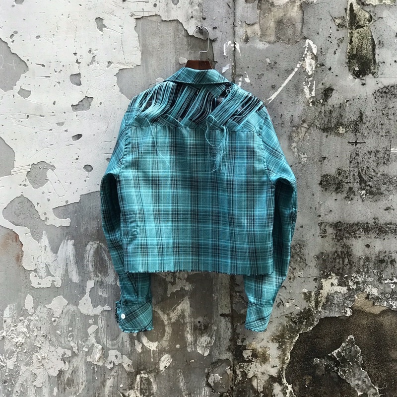 ÁO SƠMI “TVD SỌC RÁCH VAI TUA RUA VẢI”