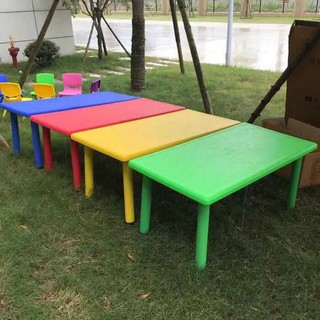 Mẫu bàn học nhựa nhập khẩu cho bé chắc chắn và bền bỉ