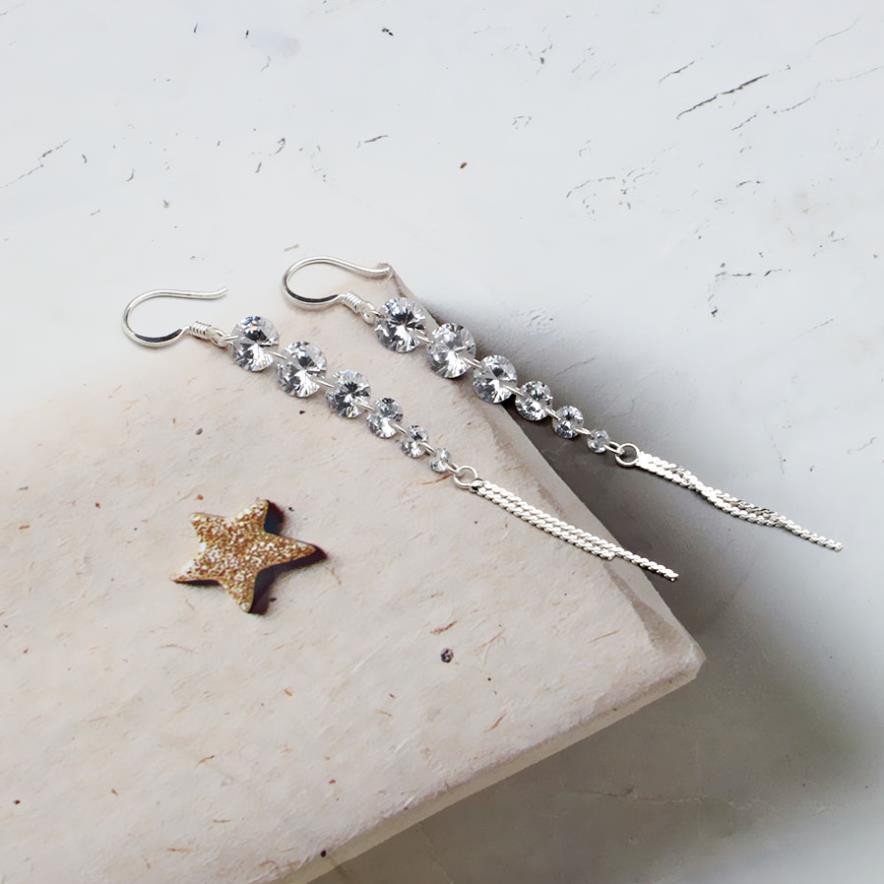 bông tai kiểu dáng tua dài , kết hợp với tà áo dài , shop đảm bảo không xinh