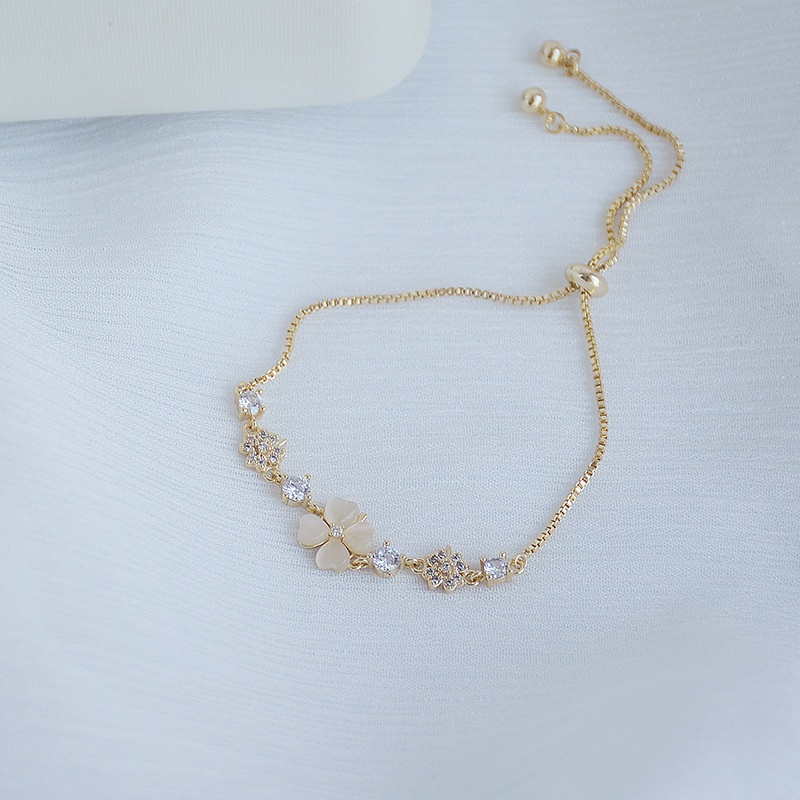 Vòng tay mạ vàng 18K đính đá zircon mặt hình cỏ bốn lá xinh xắn