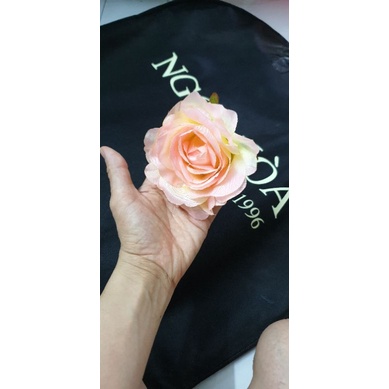 đầu bông hoa hồng