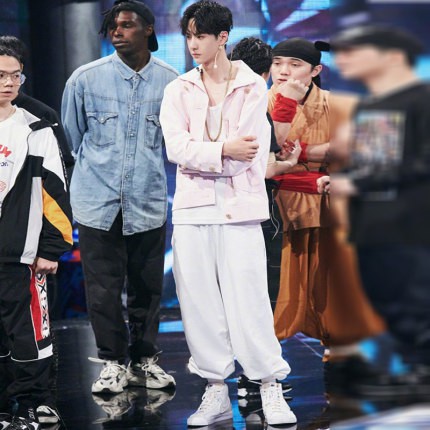 QUẦN VƯƠNG NHẤT BÁC TRẦN TÌNH LỆNH - QUẦN TRẮNG GIỐNG VƯƠNG NHẤT BÁC WANG YIBO