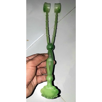 Một Cây gãy lưng kèm đấm lưng bằng nhựa dài 40cm