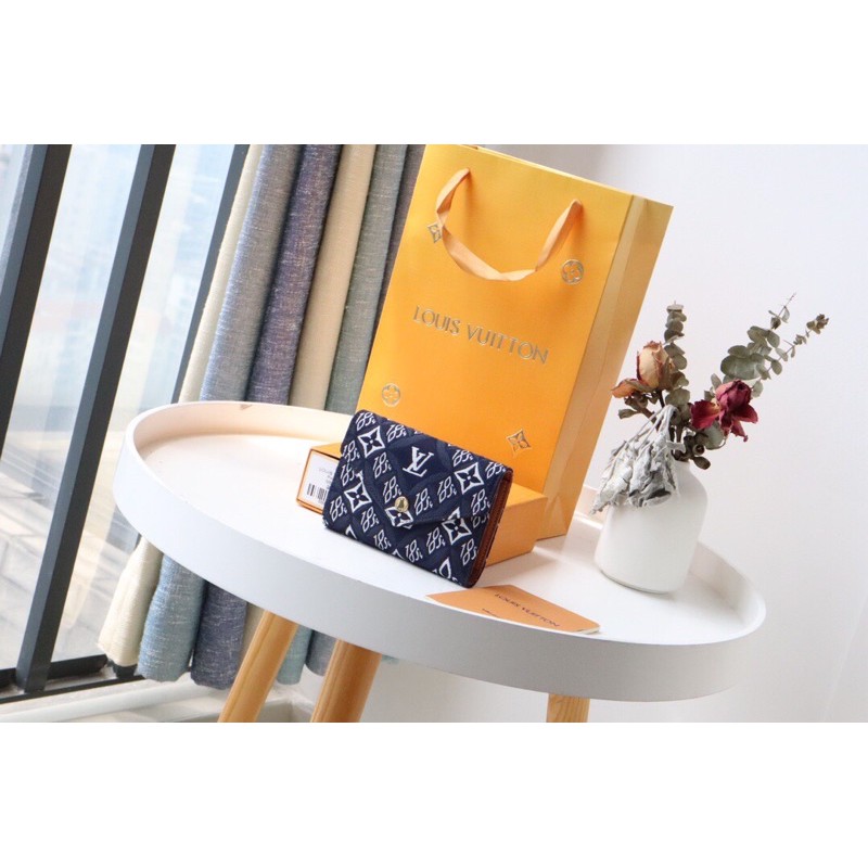 Ví gấp thời trang nữ Louis Vuitton = LV da thật cao cấp thiết kế với kiểu dáng basic gọn gàng và hoạ tiết sang trọng.