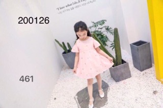 Váy hồng rớt vai