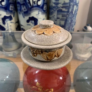 Bát sâm - Chén sâm. Đồ thờ cúng phong thủy. Gốm Bát Tràng men rạn họa tiết đắp nổi. Cao cấp, chính hãng gốm sứ Bát Tràng