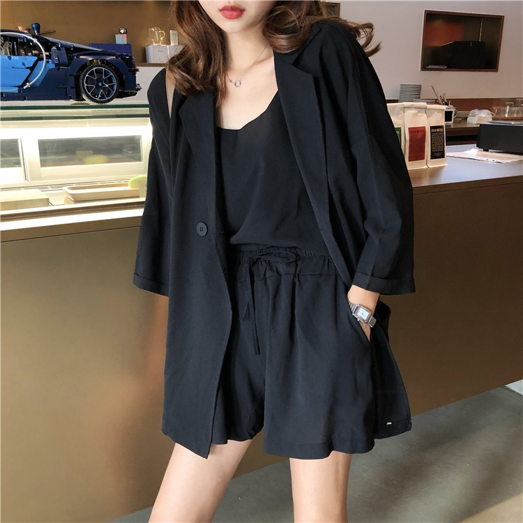 Set bộ vest ngắn 3 món gồm áo khoác, áo hai dây kèm quần short phong cách Hàn Quốc