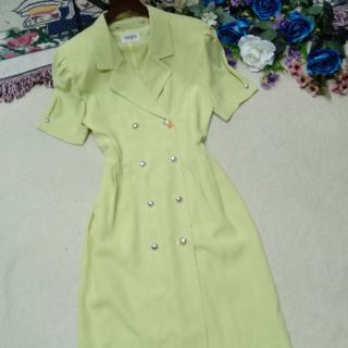 Váy màu xanh cốm