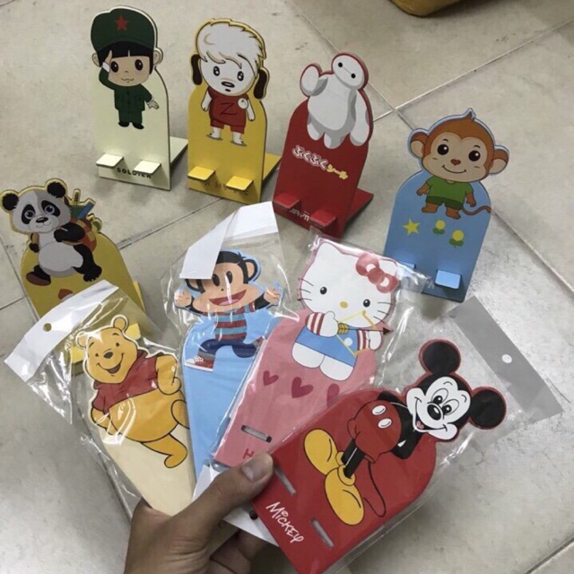 Kệ coi phim hình thú