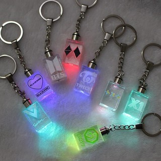 Áo Thun Tay Ngắn Cổ Tròn In Hình Thời Trang Cá Tính♞Móc Khóa Hình Nhóm Nhạc Bts / EXO / TXT / BLACKPINK / TWICE Màu Dạ Quang Độc Đáo
