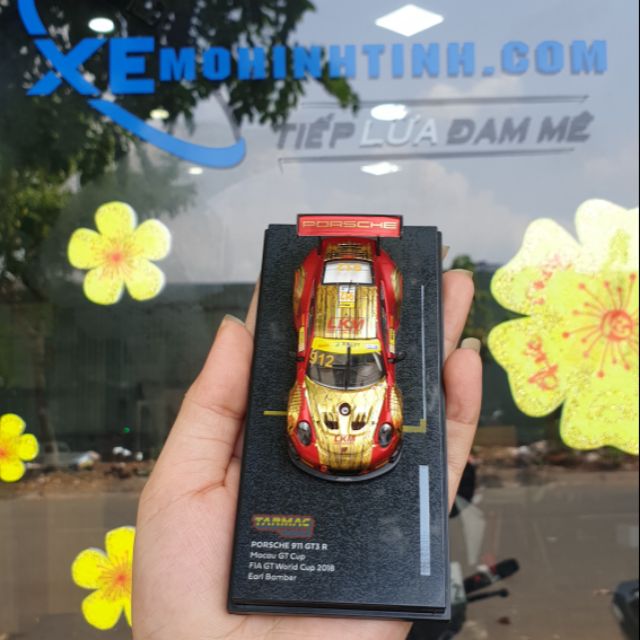 Xe Mô Hình Porsche 911 GT3 R Macau GT Cup Fia GT World Cup 2018 Earl Bamber 1:64 Tarmac Works ( Vàng đỏ )