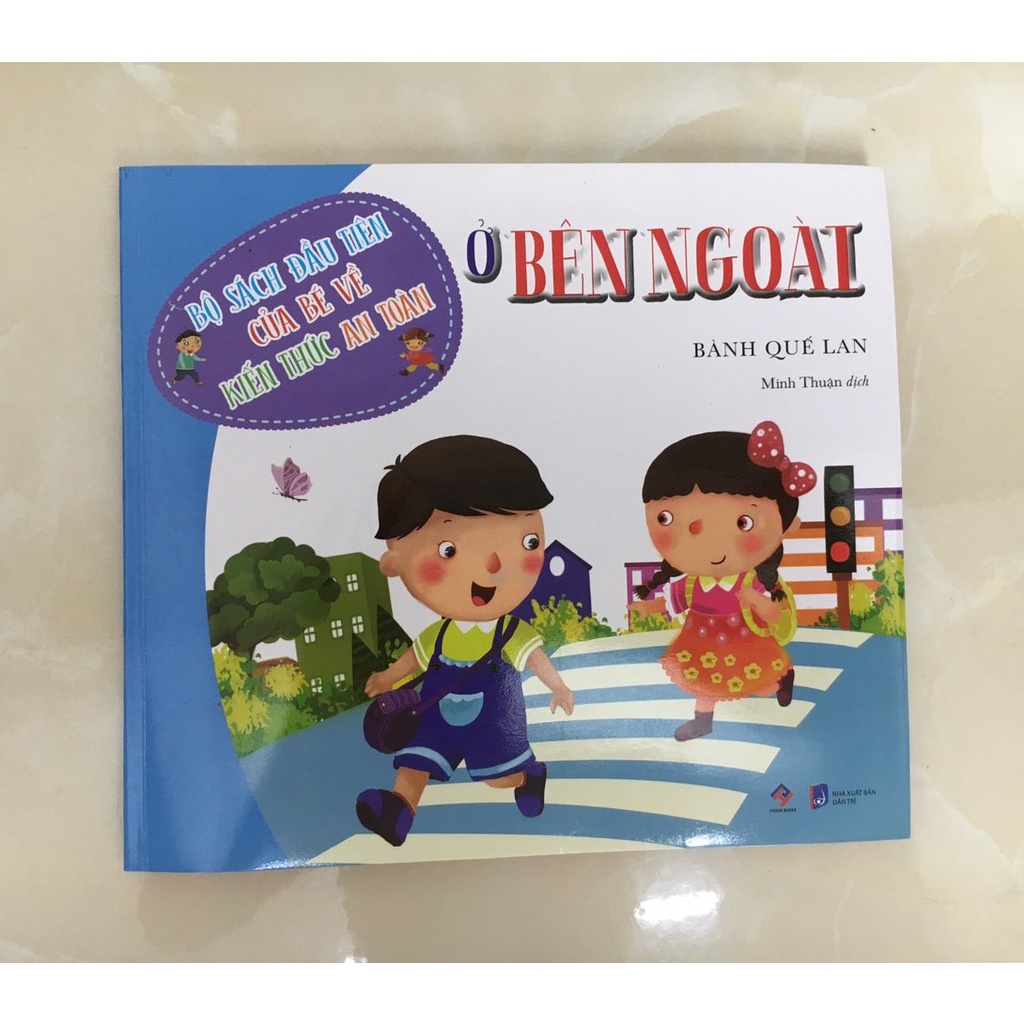 Bộ Sách Đầu Tiên Của Bé Về Kiến Thức An Toàn- Ở Bên Ngoài