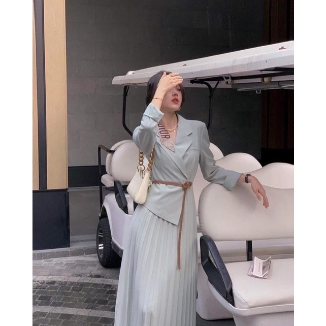 Set váy thiết kế dập li cổ vest kèm đai hai màu sang chảnh | BigBuy360 - bigbuy360.vn