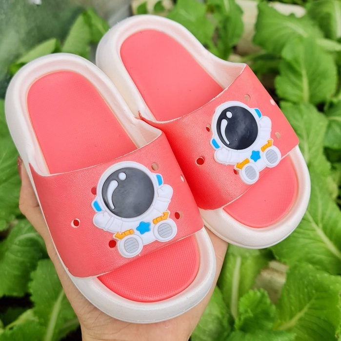 Dép bánh mì cho bé trai bé gái chất cao su mềm sơn hình phi hành gia