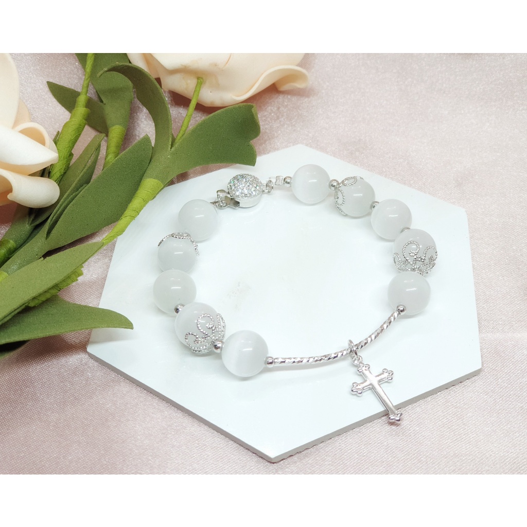 Vòng mân côi Simple White Chalcedony đính charm thánh giá mạ vàng thiết kế handmade tinh tế, phụ kiện quà tặng Công Giáo