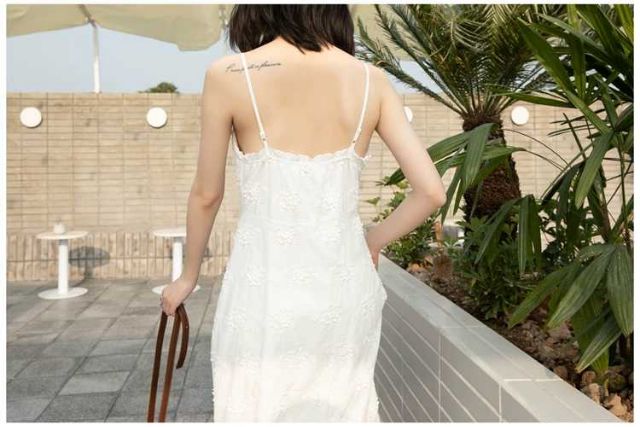 Váy hai dây trắng thêu hoa