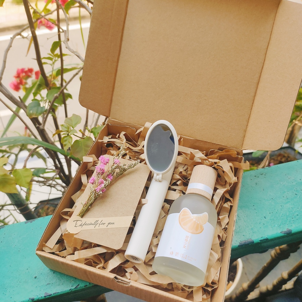 Set quà tặng sinh nhật, bạn gái gồm nước hoa body mist, son gương, thiệp