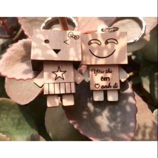 Móc khóa người gỗ khắc tên theo yêu cầu