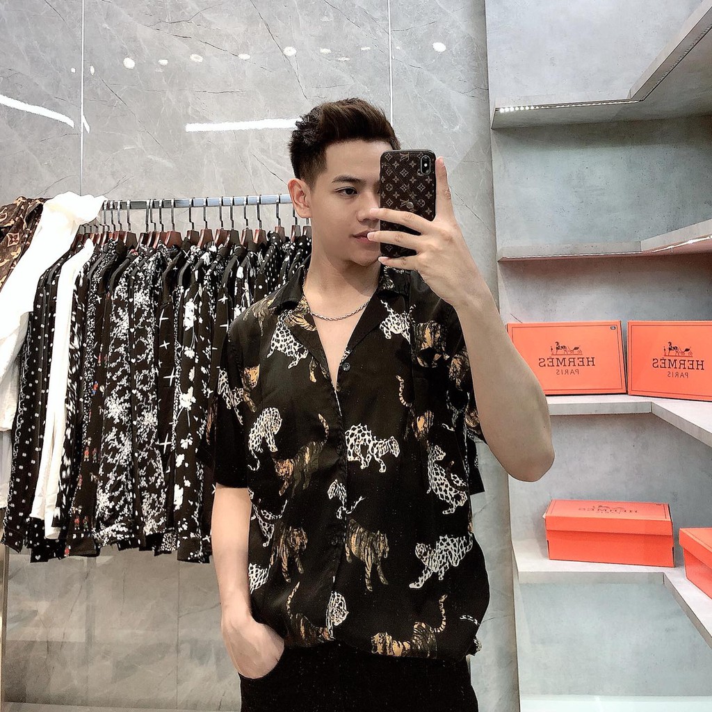 Áo sơ mi nam đen họa tiết BÁO vải lụa thoáng mát, thấm hút, không nhăn, form RỘNG | BigBuy360 - bigbuy360.vn