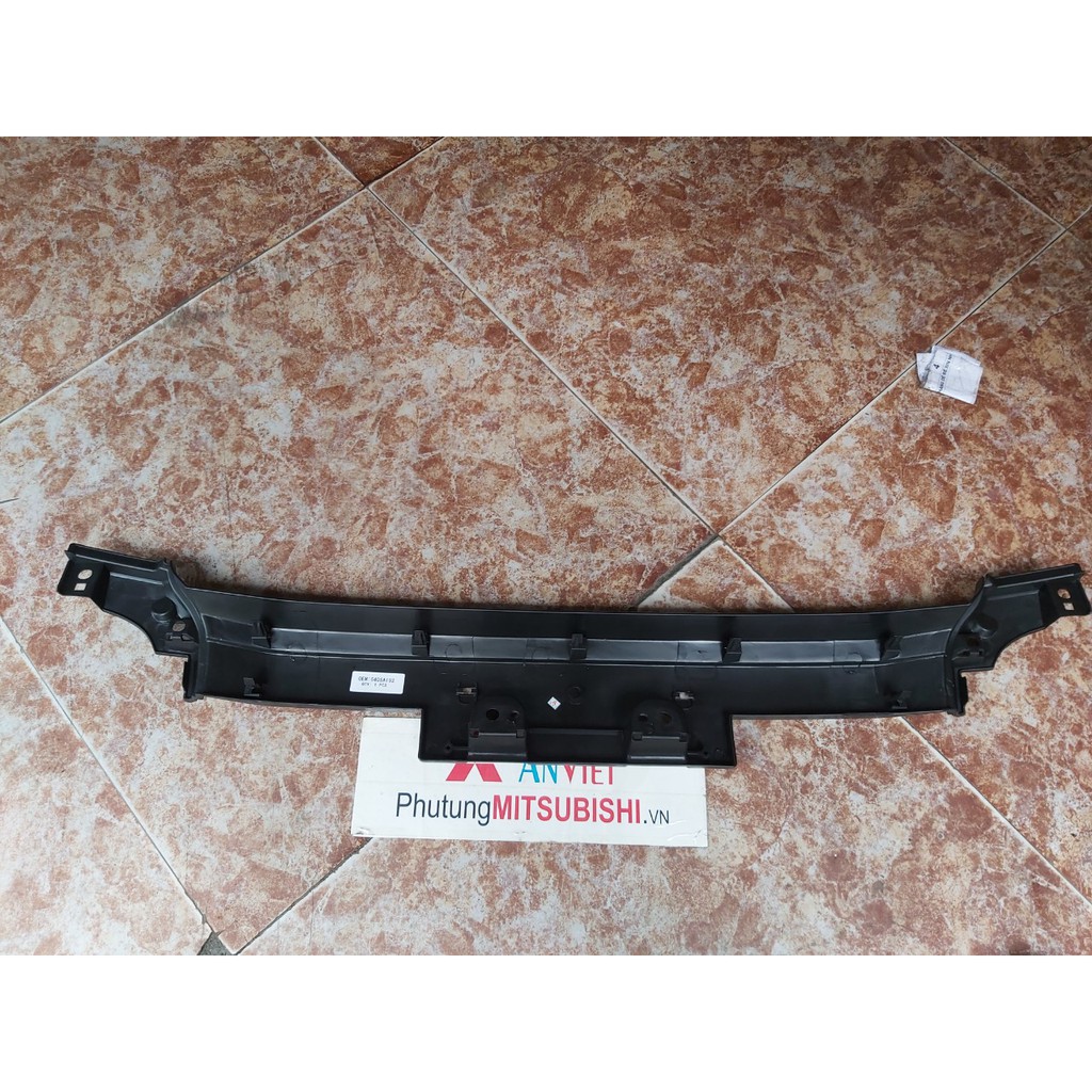 Giá nhựa bắt biển số xe Mitsubishi Pajero Ngân hàng V93