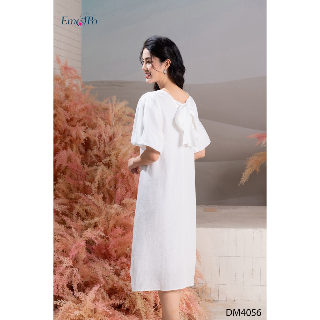 Đầm suông, tay bồng 2 lớp, sẻ lưng thắt nơ sau, thêu chữ ở gấu Emspo DM4056