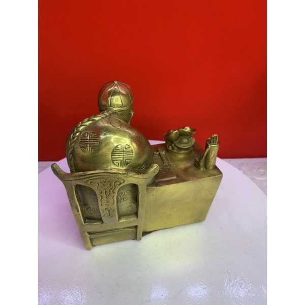 Tượng ông quản gia ngồi vật phẩm phong thuỷ bằng đồng
