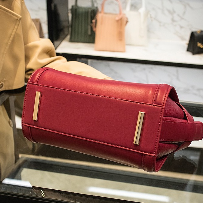Charles & KEITH Phong Cách Mới Của Singapore 50780288 Túi Đeo Chéo Cỡ Lớn Màu Đỏ Dễ Mang Theo Cho Nữ
