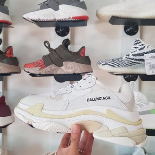 Hàng 11 màu trắng