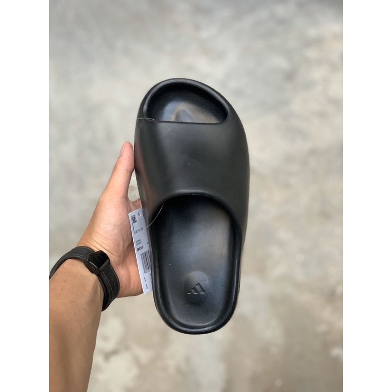 Dép thể thao đen trơn