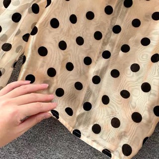 áo tay phồng chấm bi
