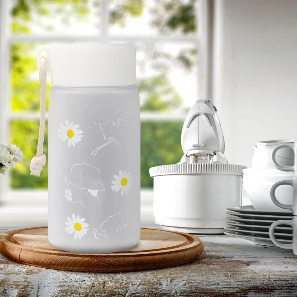 1 Bình Nước Nhựa Họa Tiết Hoa Cúc Nhỏ Sáng Tạo Có Dây Đeo Chống Rò Rỉ