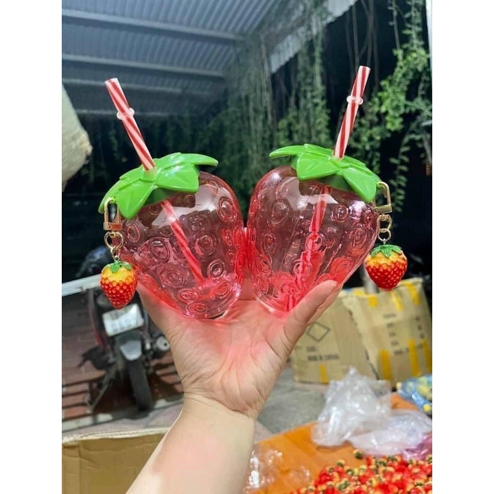 Cốc Uống Nước Hình Dâu Tây Kèm Móc Khóa  và Ống Hút Bằng Nhựa Siêu Cute