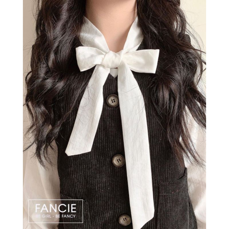 Set váy sơ mi trắng đuôi cá thắt nơ kèm áo gile nhung kèm ảnh thât shop chụp