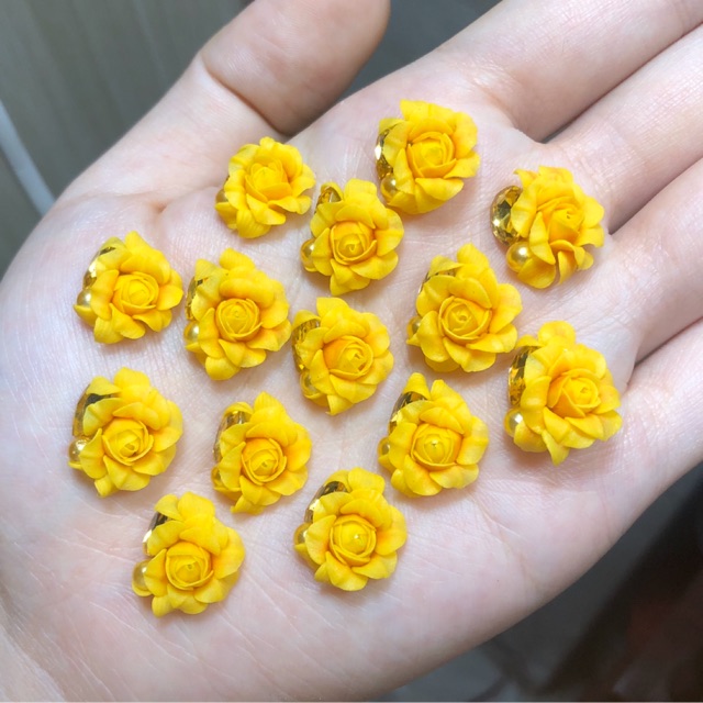 Hoa hồng trang trí móng tay