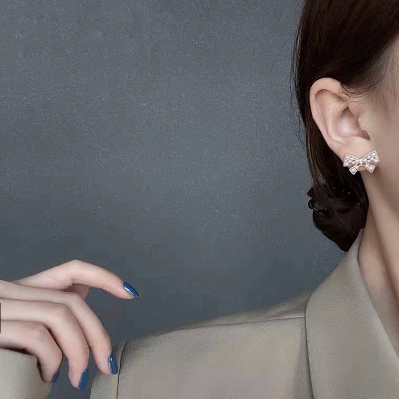 Bông tai hình nơ xinh xắn, lạnh lùng cho các bạn nữ