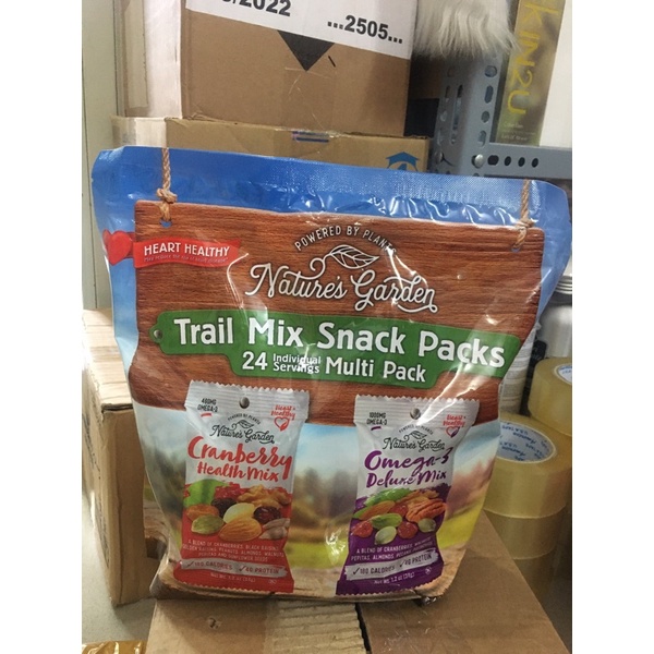 Hạt tổng hợp và trái cây sấy hữu cơ Nature's Garden Trail Mix Snack Packs 34gx24 gói