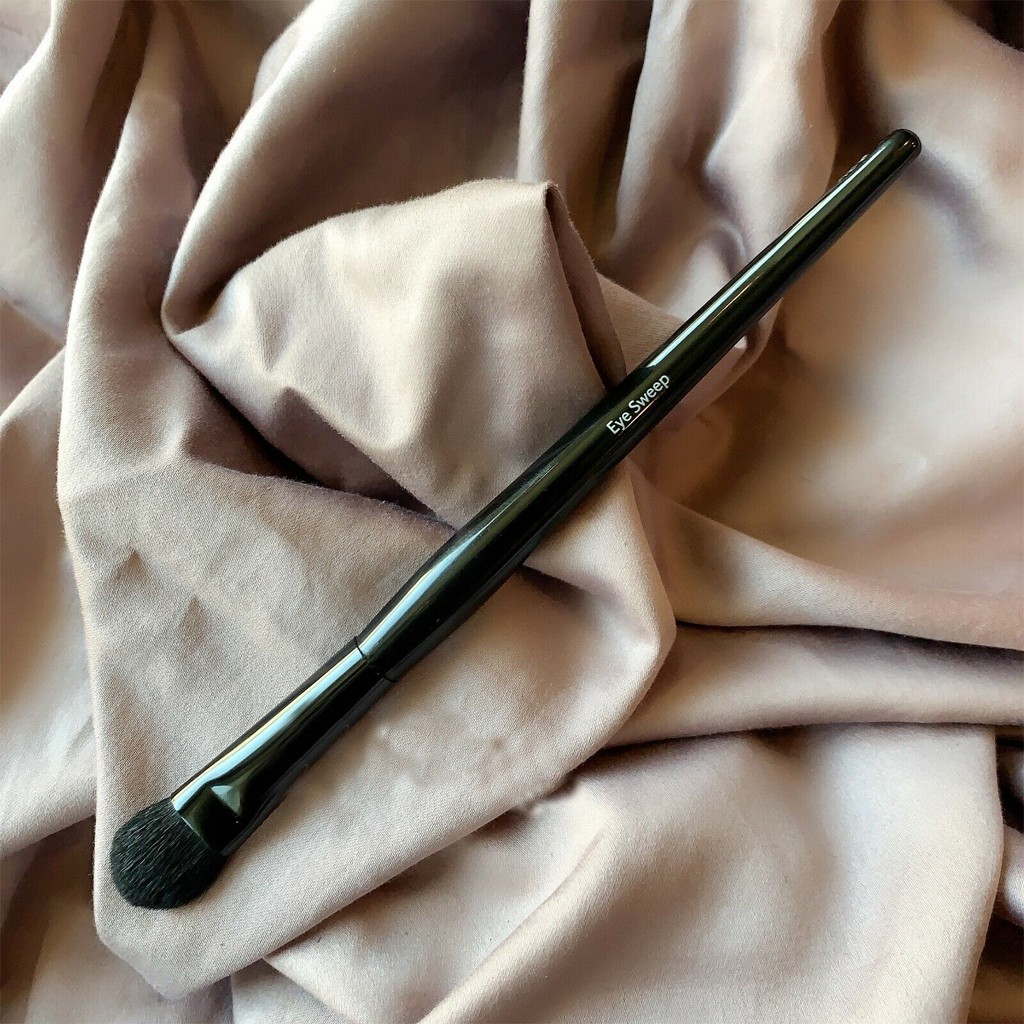 Cọ Tán Bầu Mắt Bobbi Brown Eye Sweep