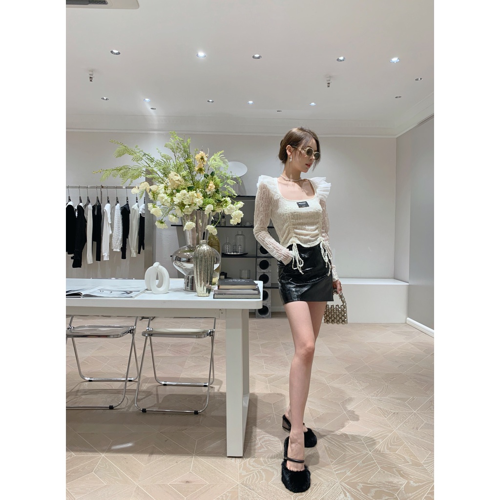 Áo dài tay nữ thời trang cao cấp ARTE PURA thiết kế cổ vuông quyến rũ, bèo nhún ở cầu vai nữ tính