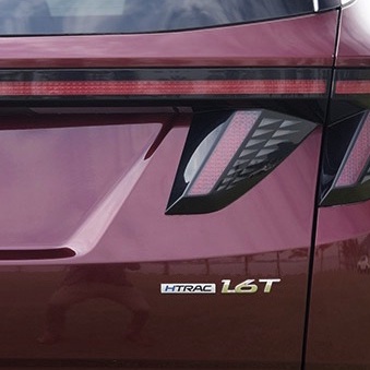 Logo chữ "Htrac" dán xe Hyundai Tucson 2022