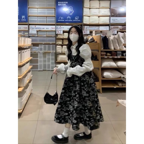 Set retro pháp dài với áo sơ mi trắng dài tay phồng + yếm váy xoè