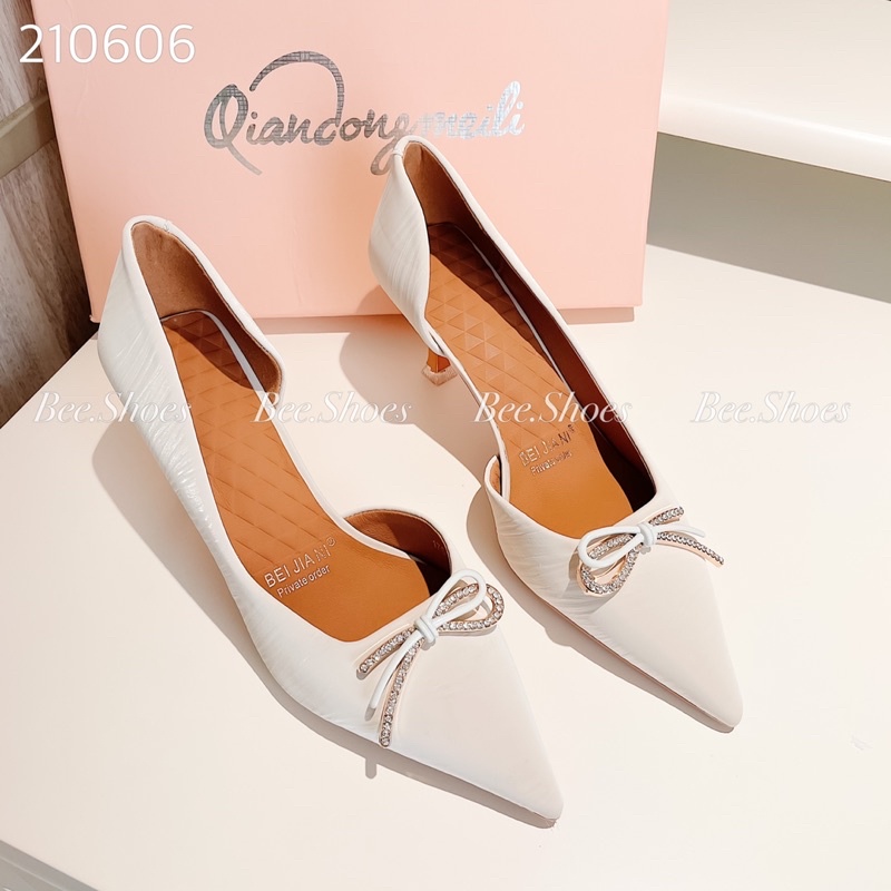 BEESHOES - GIÀY CAO GÓT BEESHOES DA VÂN KHUY NƠ ĐÁ SIÊU XINH GÓT NHỌN 7 PHÂN SẴN MÀU ĐEN KEM 210606