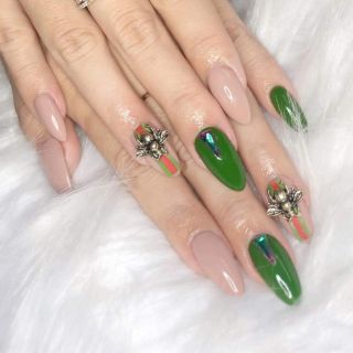hoa bột gu.cci gắn ong trang trí nail