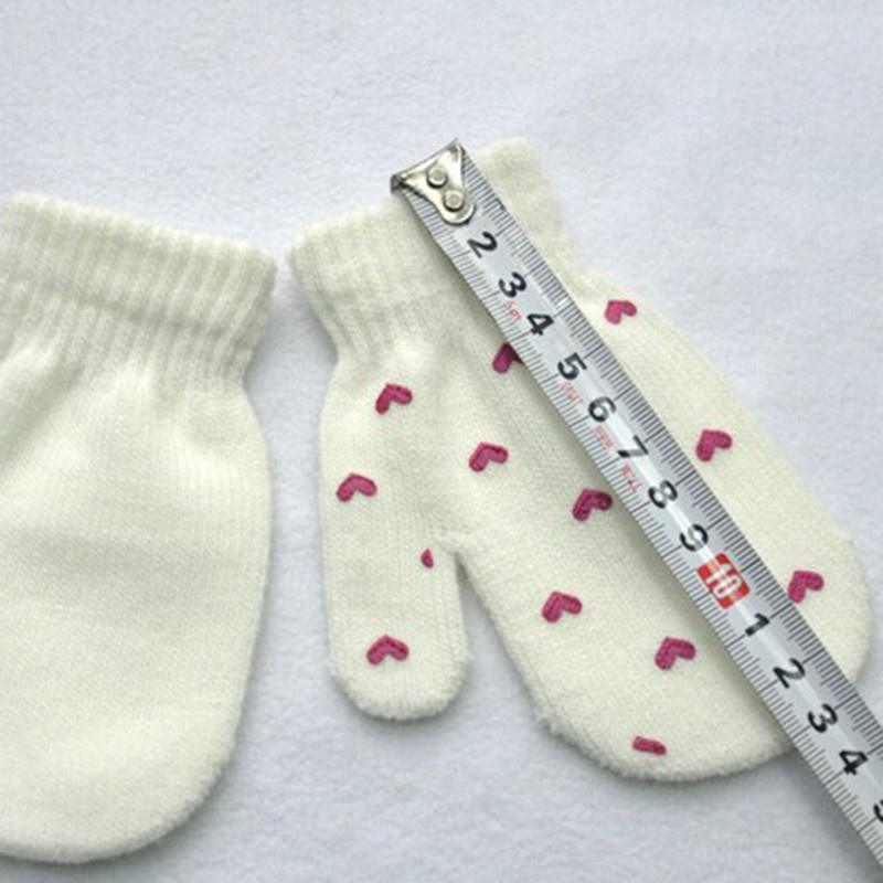 Đôi găng tay giữ ấm mùa đông cho bé