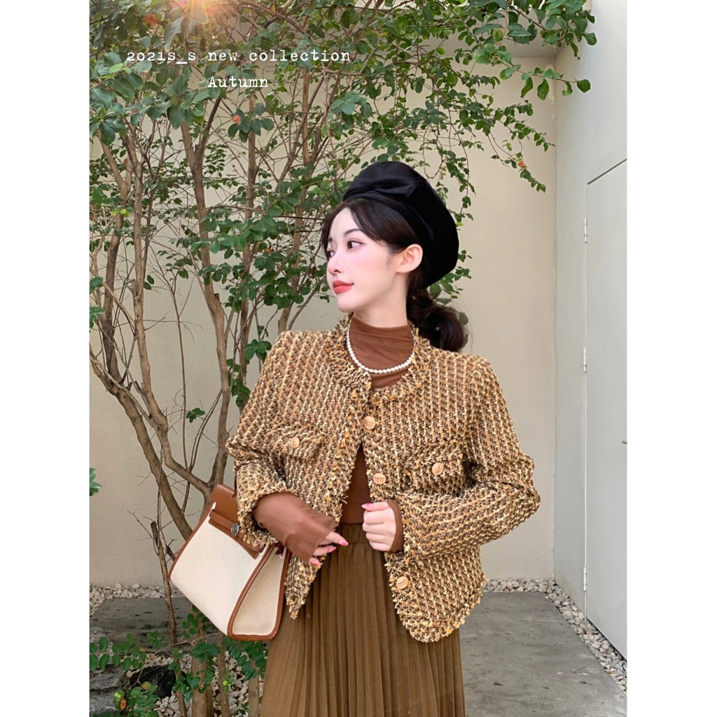 Set áo khoác dạ tweed kèm áo cao cổ và chân váy xếp ly sang chảnh